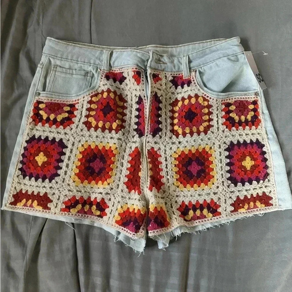 SO Women's Boho Granny Crochet Panel Button Fly Light Wash Denim Shorts - Picture 4 of 10